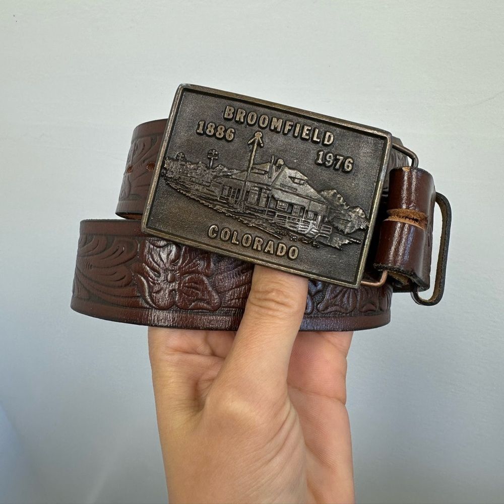 Broomfield Colorado 1975 Heavy Brass Buckle Brown Tooled Leather Belt Size S